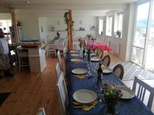 d'une salle à manger avec une grande table et un chiffon bleu dans l'établissement Bottna Inn, à Gerlesborg