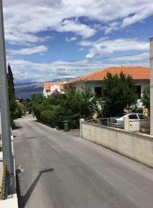 スペタルにあるApartments Mericaの柵と家の空き道