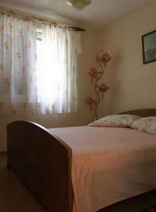 スペタルにあるApartments Mericaのベッドルーム1室(ベッド1台付)、窓(白いカーテン付)