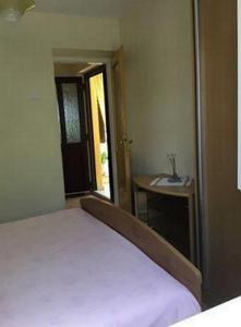 スペタルにあるApartments Mericaのベッドルーム(白いベッド1台、シンク付) +16枚の写真