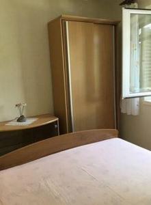 スペタルにあるApartments Mericaのベッドルーム(大型冷蔵庫、シンク付)