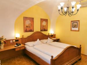 Letto o letti in una camera di Hotel Schrannenhof