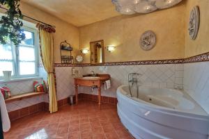 un bagno con vasca e lavandino di Hotel Schrannenhof a Klosterneuburg