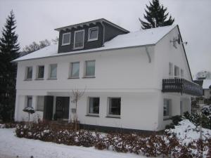 ヴィンターベルクにあるFerienwohnung Haus Kloostermanの雪屋根白屋