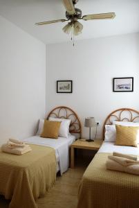 a bedroom with two beds and a ceiling fan at Mar Menor Lo Pagan Apartment in San Pedro del Pinatar