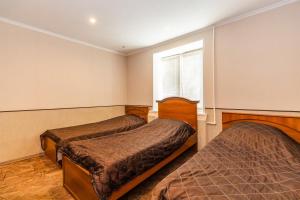 um quarto com 2 camas e uma janela em Buzkvartira on 2 microrayon em Buzuluk