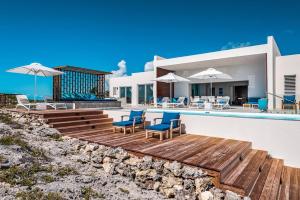 Imagen de la galería de Luxury Oceanfront Villa Delivers Mind Blowing Views, Direct Access To The Ocean, en Providenciales