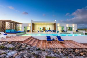 Peldbaseins naktsmītnē Luxury Oceanfront Villa Delivers Mind Blowing Views, Direct Access To The Ocean vai tās tuvumā