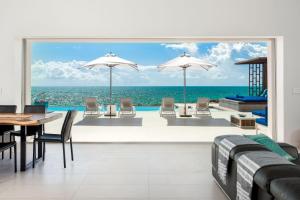 sala de estar con vistas al océano en Luxury Oceanfront Villa Delivers Mind Blowing Views, Direct Access To The Ocean, en Providenciales
