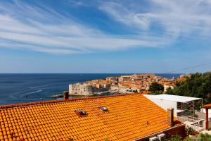 una vista aérea de una ciudad con techo naranja en Apartments Green Scenic en Dubrovnik