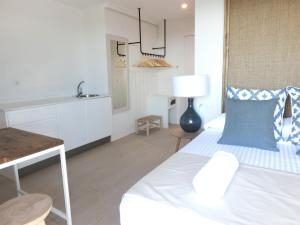 a small room with a bed and a kitchen at YOU & CO. Saler Beach Boutique in Valencia