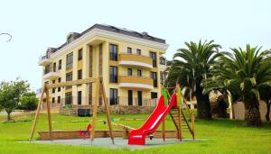 un parque infantil con toboganes frente a un edificio en Apartagal-San Miguel Barreiros, en Barreiros