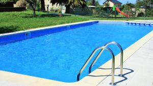 una piscina con agua azul y un tobogán en Apartagal-San Miguel Barreiros, en Barreiros