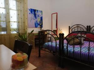 A bed or beds in a room at Guglielmo room's B&B
