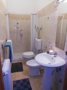 W łazience znajduje się umywalka, toaleta i prysznic. w obiekcie Guglielmo room's B&B w Katanii