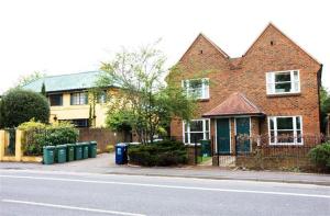 een stenen huis aan de kant van een straat bij Flat 4 Summertown Court in Oxford