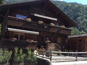 a house in the mountains with flowers on the balconies at The cosy Isba - Chambre d hôtes - Val de Bagnes - Verbier in Versegeres 