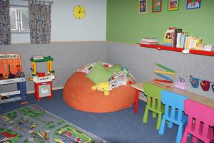 ヴィンターベルクにあるFerienwohnung Haus Kloostermanの子供部屋(ベッド1台、テーブル、椅子付)