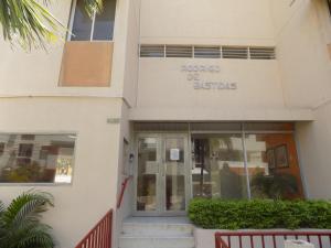 ein Gebäude mit Zugang zu einem Geschäft in der Unterkunft Apartaestudio amoblado Rodadero con excelente ubicación in Santa Marta + 6 Fotos