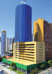 ein großes Gebäude in einer Stadt mit hohen Gebäuden in der Unterkunft Bristol Brasil 500 Curitiba Batel in Curitiba