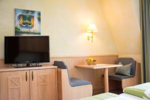 Televiisor ja/või meelelahutuskeskus majutusasutuses Hotel Casa Rustica - Eintrittskarten für den Europapark erhalten Sie garantiert über uns!