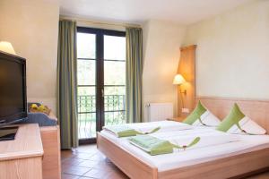 A bed or beds in a room at Hotel Casa Rustica - Eintrittskarten für den Europapark erhalten Sie garantiert über uns!