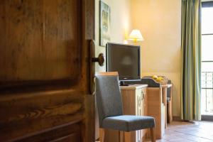 Televiisor ja/või meelelahutuskeskus majutusasutuses Hotel Casa Rustica - Eintrittskarten für den Europapark erhalten Sie garantiert über uns!