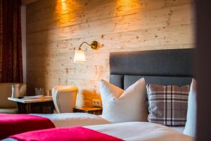 Giường trong phòng chung tại Hotel Berghof