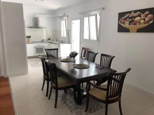 - une cuisine et une salle à manger avec une table et des chaises dans l'établissement Apartamento Malagueta 1 Linea playa centro Malaga, à Malaga