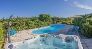 ein Swimmingpool mit Whirlpool im Garten in der Unterkunft Belloréade Maison d'hôtes in Belloc