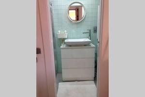 y baño con lavabo y espejo. en Vicaria, en Gijón
