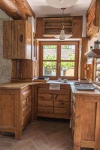 Kuchyňa alebo kuchynka v ubytovaní Pajta Apartman