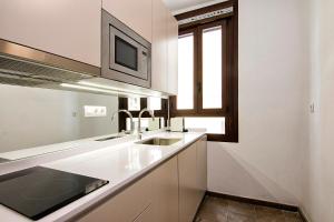 Kuchyň nebo kuchyňský kout v ubytování Gran Vía Luxury 3BR + 37 fotografií