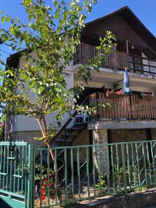 uma casa com uma escada e uma varanda com um guarda-sol em Schmidt Apartman 2. em Csopak
