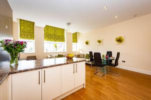 A kitchen or kitchenette at Waterview Deluxe Apartments 