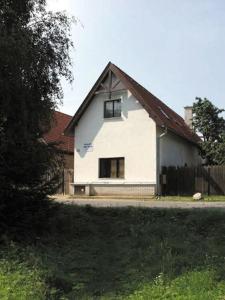 een wit huis met een bruin dak bij Privat Lucia in Nová Lesná