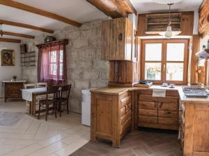 Kuchyňa alebo kuchynka v ubytovaní Pajta Apartman