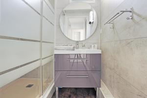 ein Badezimmer mit einem lila Waschtisch und einem Spiegel in der Unterkunft RÉSIDENCE ALCANTARA vue mer, première ligne in Saint-Brevin-les-Pins + 73 Fotos