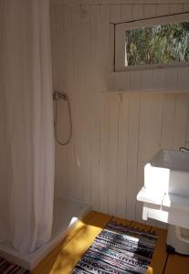 ein Bad mit einer Badewanne, einem Waschbecken und einem Fenster in der Unterkunft Quintal Alentejano in Zambujeira do Mar
