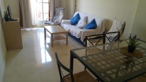 sala de estar con sofá, sillas y mesa en Mojacar Playa para Familias, en Mojácar