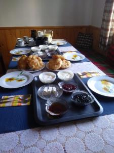 une table avec des assiettes de nourriture dans l'établissement Guest house Emmy, à Trigrad
