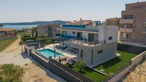 - une vue aérienne sur une maison avec une piscine dans l'établissement Villa Emelie, à Medulin