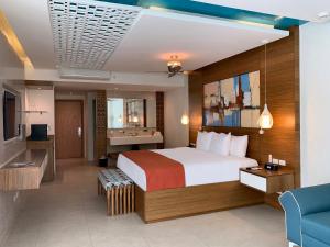 TV/trung tâm giải trí tại Azura Beach Resort - All Inclusive - Adults Only