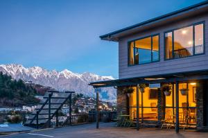 una casa con balcone affacciato sulle montagne di Coronet View Apartments Queenstown a Queenstown