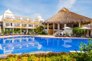 ein Resort mit einem großen Pool und einem Gebäude in der Unterkunft Quinta Bella Huatulco in Santa Cruz Huatulco