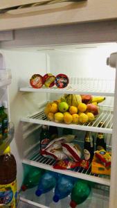 um frigorífico aberto cheio de comida e fruta em Boccy Brothers em Formia