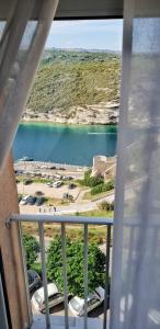 uma vista para um corpo de água a partir de uma varanda em L'Escale chambres privées chez l'habitant JFDL em Bonifacio