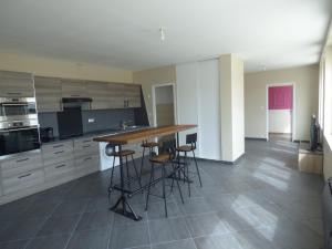 eine Küche mit einem Holztisch und Stühlen in der Unterkunft Appartement Plein Sud in Berck-sur-Mer