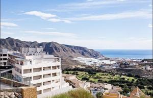 Apartamentos Deluxe Roquetas de Mar con Golf y Piscina Climatizada, Parking privado dari pandangan mata burung