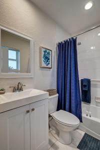 y baño con aseo, lavabo y ducha. en 4145 By The Sea Inn & Suites, en Fort Lauderdale